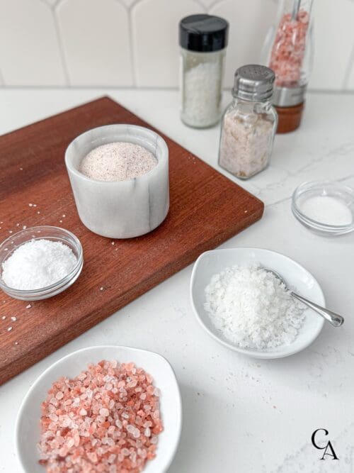 6 small bowls of the best salts for cooking.